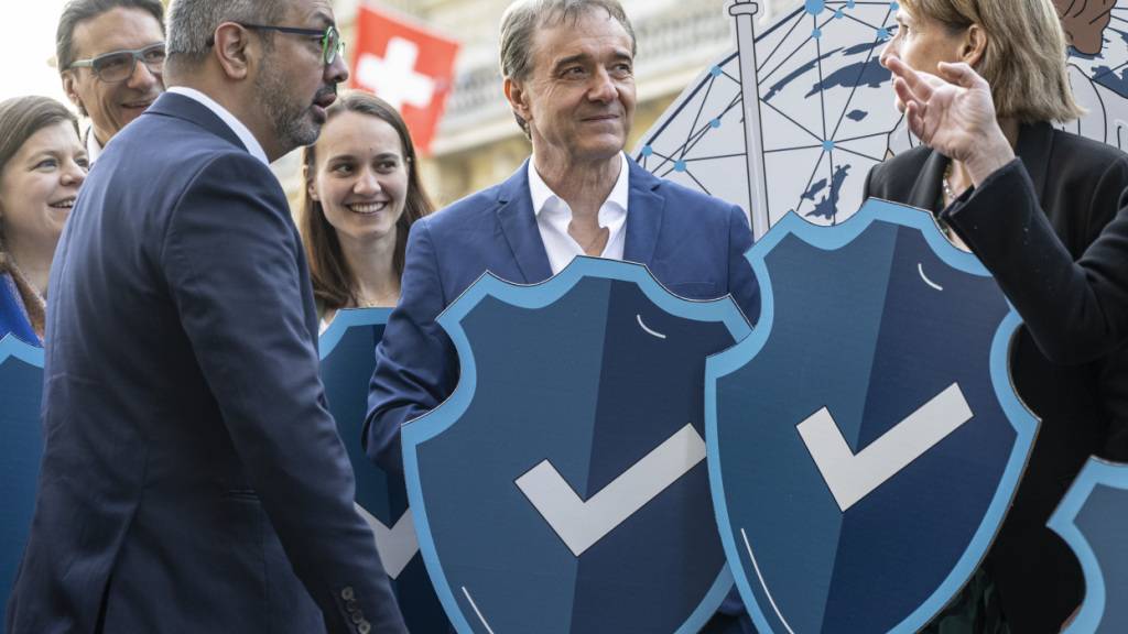 Breite Allianz lanciert Volksinitiative für mehr Schutz im Netz