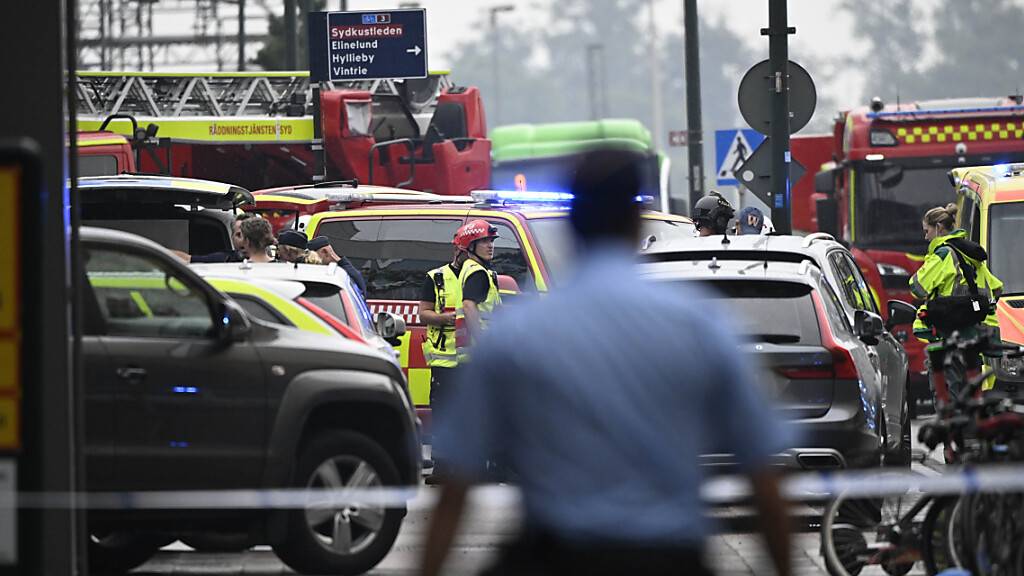 Das gestrige Attentat in einem Einkaufszentrum in Malmö versetzte die Menschen in Schock. Die Polizei erklärte nun: Der Hauptverdächtige ist erst 15 Jahre alt. Foto: Johan Nilsson/TT News Agency/AP/dpa