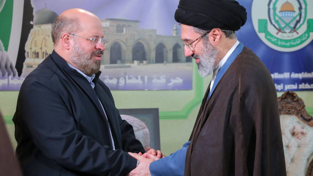 ARCHIV - Der Sohn des getöteten iranischen Obersten Führers, Modschtaba Chamenei (r), trifft den Hamas-Vertreter in Teheran, Chalid Ghodomi (l). Foto: Iranian Supreme Leader's Office/ZUMA Press Wire/dpa