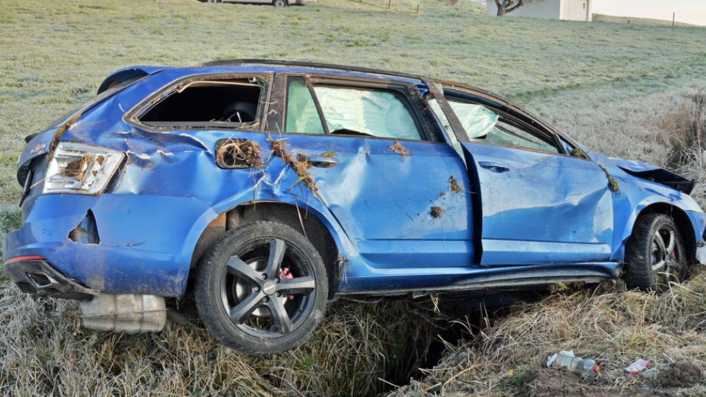In Buttisholz LU ist am Donnerstag ein Auto von der Strasse abgekommen. Der Fahrer verletzte sich dabei.