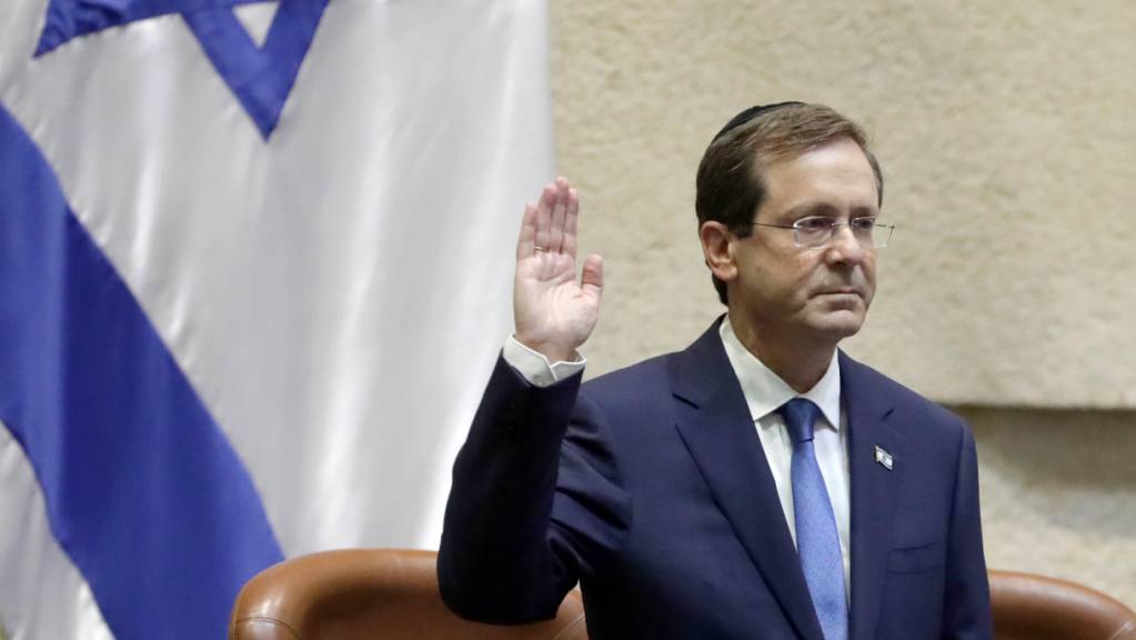 Izchak Herzog, neuer Präsident von Israel, hebt während seiner Vereidigungszeremonie im israelischen Parlament die Hand. Foto: Sebastian Scheiner/AP/dpa Foto: Sebastian Scheiner/AP/dpa