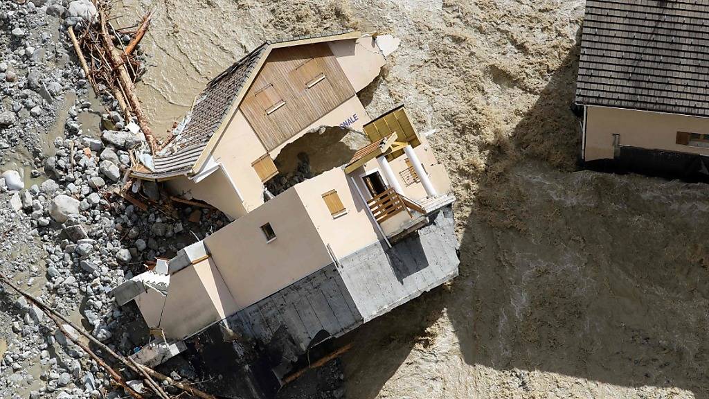 Ein Haus liegt zerstört. Unwetter und Überschwemmungen haben Teile der Region um di südfranzösischen Metropole Nizza verwüstet. Foto: Valery Hache/AFP/dpa