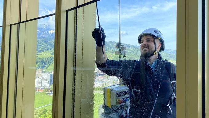 Edis Rama putzt Fenster in über 80 Metern bei der Swissporarena