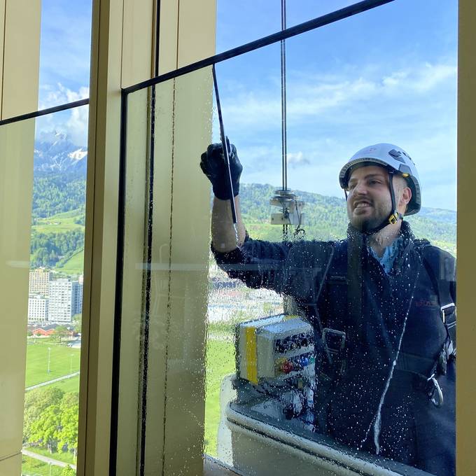 Edis Rama putzt Fenster in über 80 Metern bei der Swissporarena