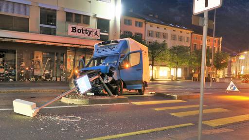 Fahrer kollidiert mit Strassenschild – Totalschaden