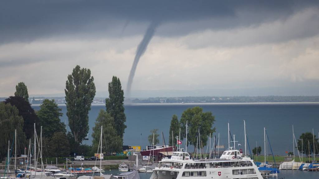 Mini-Tornado: Spektakuläre Wasserhose über dem Bodensee