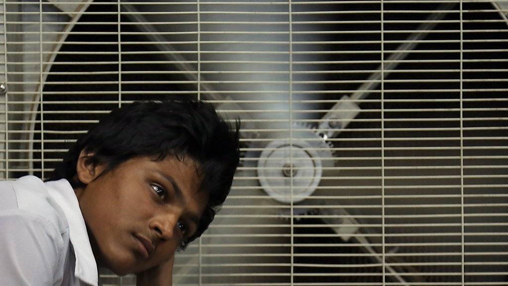 Ein Inder in Hyderabad sucht im vergangenen Mai Abkühlung vor der grossen Hitze