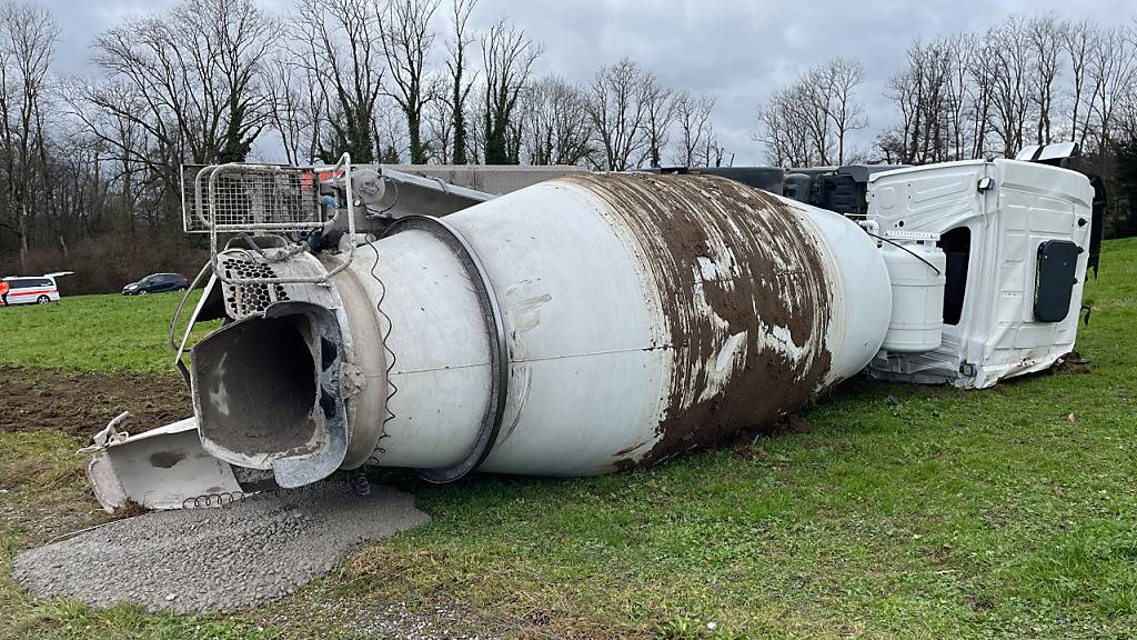 Der Lastwagen überquerte die Fahrbahn und kippte auf einer Wiese um.