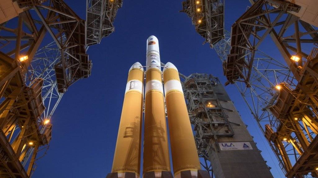 Mit einen Tag Verspätung hat die US-Raumfahrbehörde Nasa erstmals eine Sonde gestartet, die in die Sonnenatmosphäre hineinfliegen soll. Die «Parker Solar Probe» hob am Sonntag an Bord einer «Delta IV Heavy»-Rakete vom Weltraumbahnhof Cape Canaveral in Florida ab.