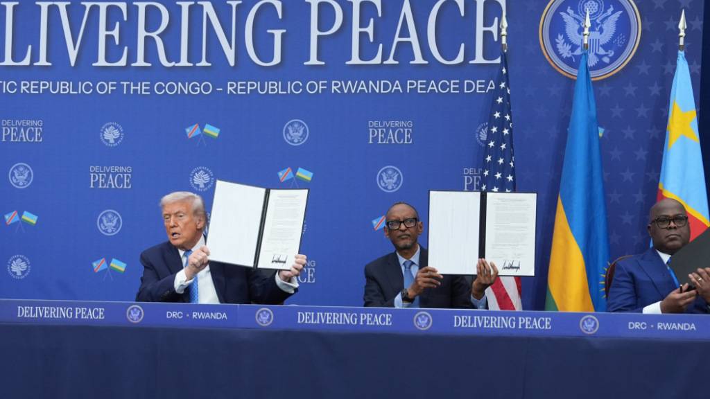 US-Präsident Donald Trump, Ruandas Präsident Paul Kagame und der Präsident der Demokratischen Republik Kongo, Felix-Antoine Tshisekedi, während einer Unterzeichnungszeremonie im Donald J. Trump Institute of Peace. Foto: Evan Vucci/AP/dpa