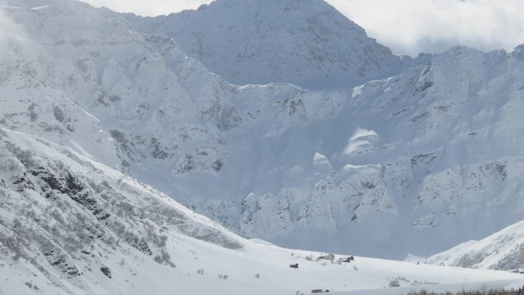 Zwei Alpinisten wurden am Samstag zuhinterst im Bündner Safiental unterhalb der Felsklippen von einem spontanen Lawinenabgang erfasst und verschüttet. Sie wurden erst am nächsten Tag tot aufgefunden.
