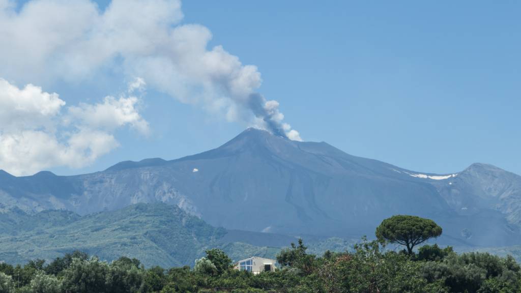 Asche des Ätna behindert Betrieb am Flughafen Catania