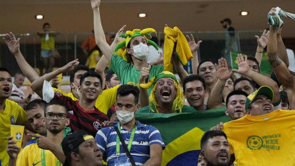 Brasiliens heissblütige Fans bejubeln den klaren Sieg über Uruguay.