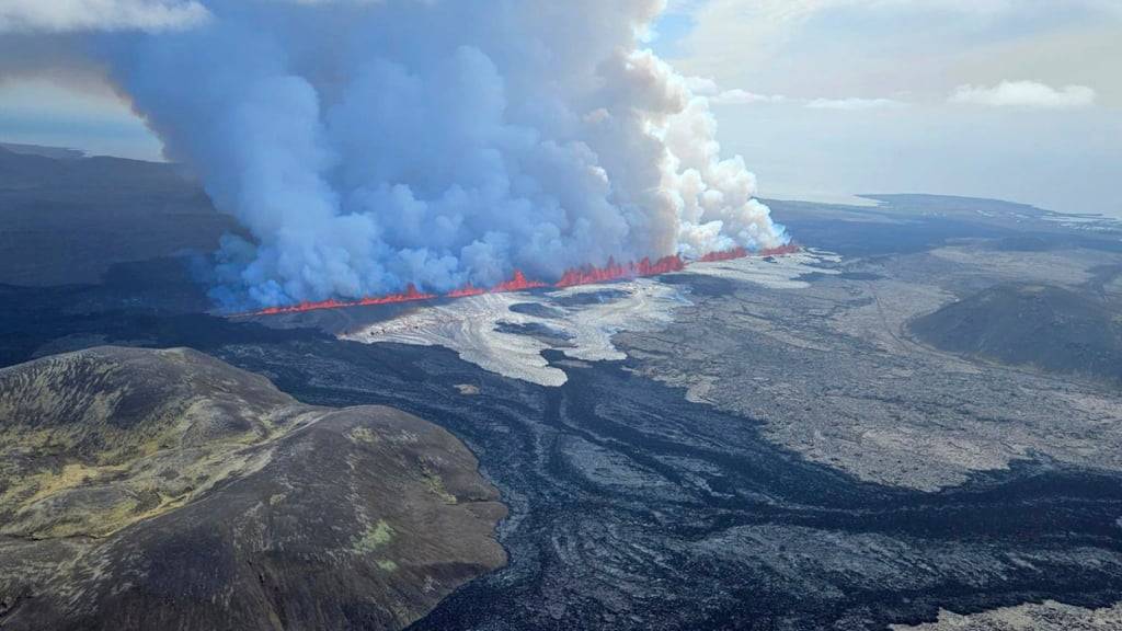 dpatopbilder - HANDOUT - Lava und Rauch treten aus einem Vulkan nahe des K ̧stenorts GrindavÌk aus. Es ist der f ̧nfte Vulkanausbruch seit Dezember. Bereits einige Stunden zuvor hatten Behˆrden eine Evakuierung des Ortes und eines Thermalfreibads angeordnet. Foto: Birn Oddsson/Iceland Civil Defense/AP/dpa - ACHTUNG: Nur zur redaktionellen Verwendung bis zum 11.06.2024 im Zusammenhang mit der aktuellen Berichterstattung und nur mit vollst‰ndiger Nennung des vorstehenden Credits