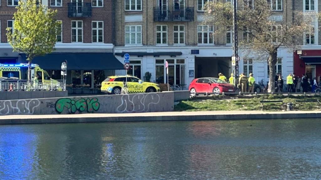 Ein älterer Mann hat nach Polizeiangaben an der Dronning Louise Bro im Zentrum von Kopenhagen die Kontrolle über sein Auto verloren und mehrere Menschen angefahren. Foto: Steffen Trumpf/dpa