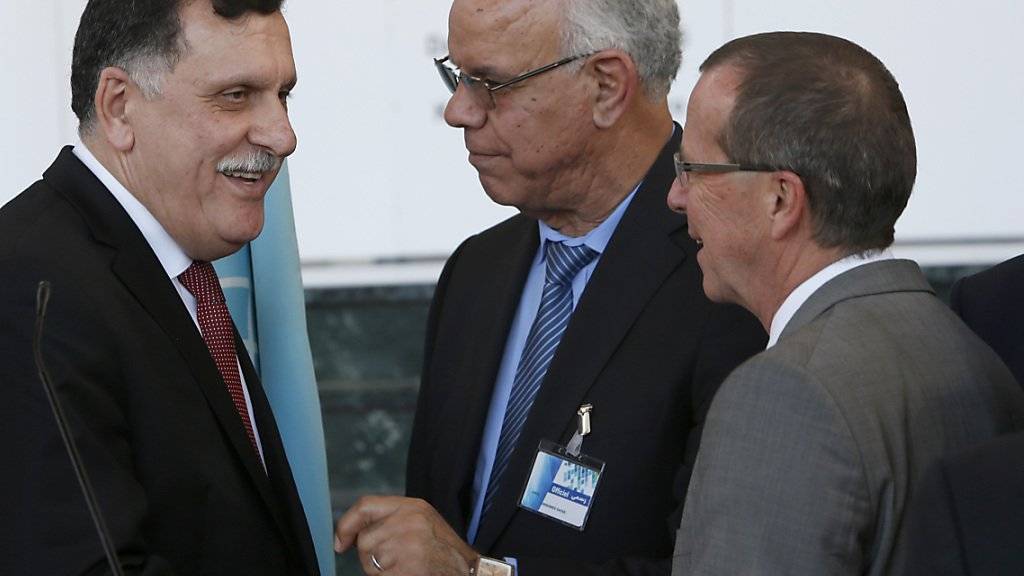 Der designierte libysche Ministerpräsident Fajiz al-Sarradsch (links) im Gespräch mit dem Delegationschef der Tobruker Regierung (Mitte) und dem UNO-Libyen-Vermittler Martin Kobler (rechts) im Dezember bei Verhandlungen in Marokko.