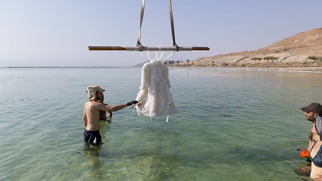 Das mit Salzkristallen bedeckte Kleid, das im Rahmen des Kunstprojekts «Salzbraut» der israelischen Künstlerin Sigalit Landau zwei Monate lang im Toten Meer versenkt wurde. (Foto: Studio Sigalit Landau/dpa)