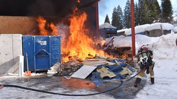 Feuer greift von Deponie auf Gebäude über