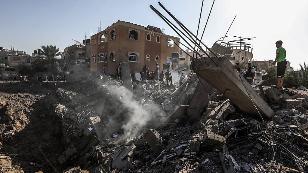 Palästinenser suchen nach einem israelischen Luftangriff in Rafah nach Überlebenden. Foto: Abed Rahim Khatib/dpa