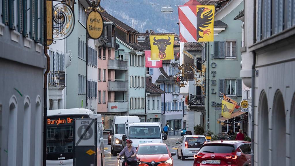 Der Verkehr zwängt sich am Abend durch die engen Strassen des Urner Hauptorts (Archivaufnahme)