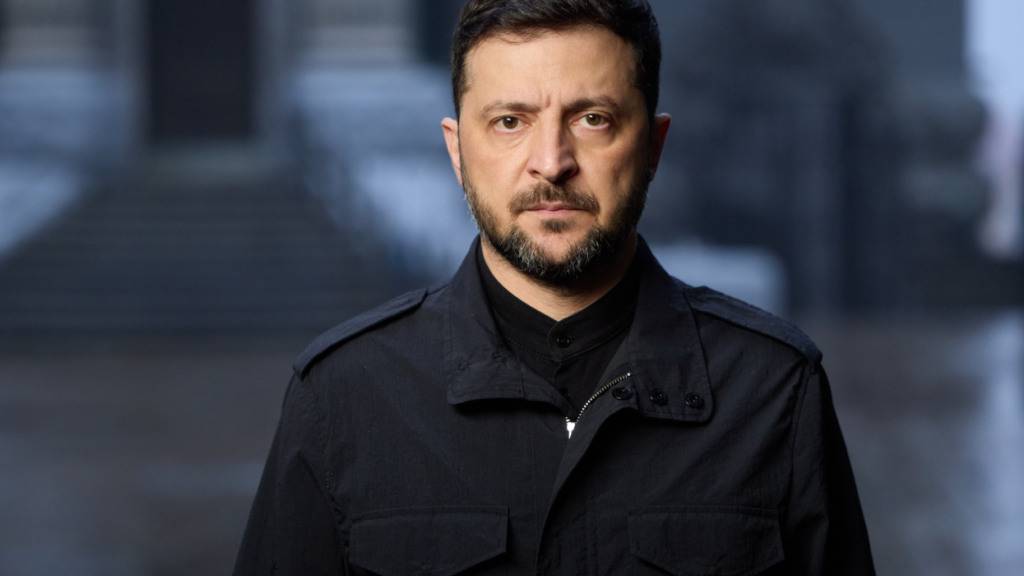 HANDOUT - Der ukrainische Präsident Wolodymyr Selenskyj während einer Videoansprache an die Nation. Foto: -/Press Service Of The President Of Ukraine/AP/dpa - ACHTUNG: Nur zur redaktionellen Verwendung im Zusammenhang mit der aktuellen Berichterstattung und nur mit vollständiger Nennung des vorstehenden Credits