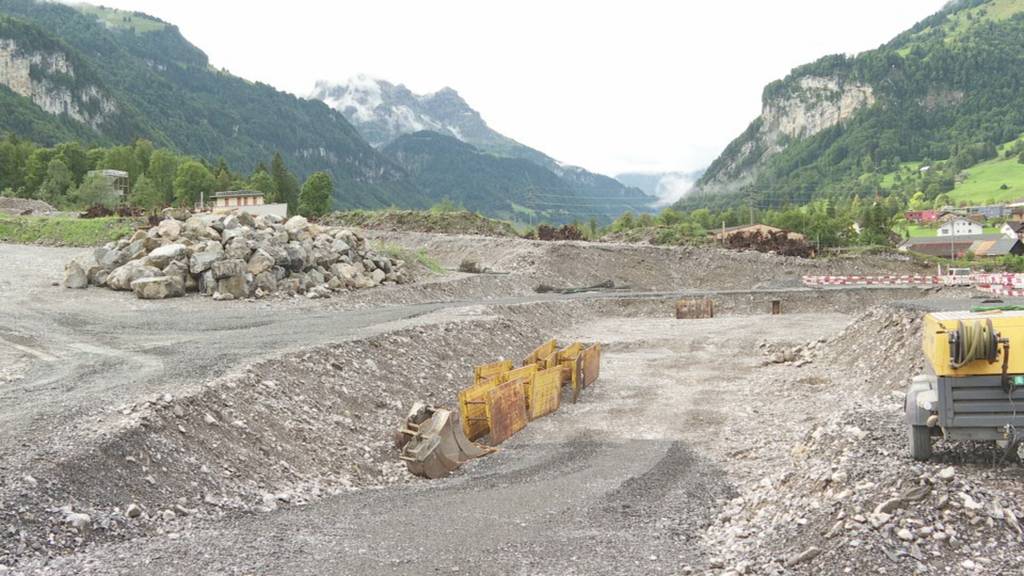 Offene Baustelle beim Hochwasserschutz am Buoholzbach