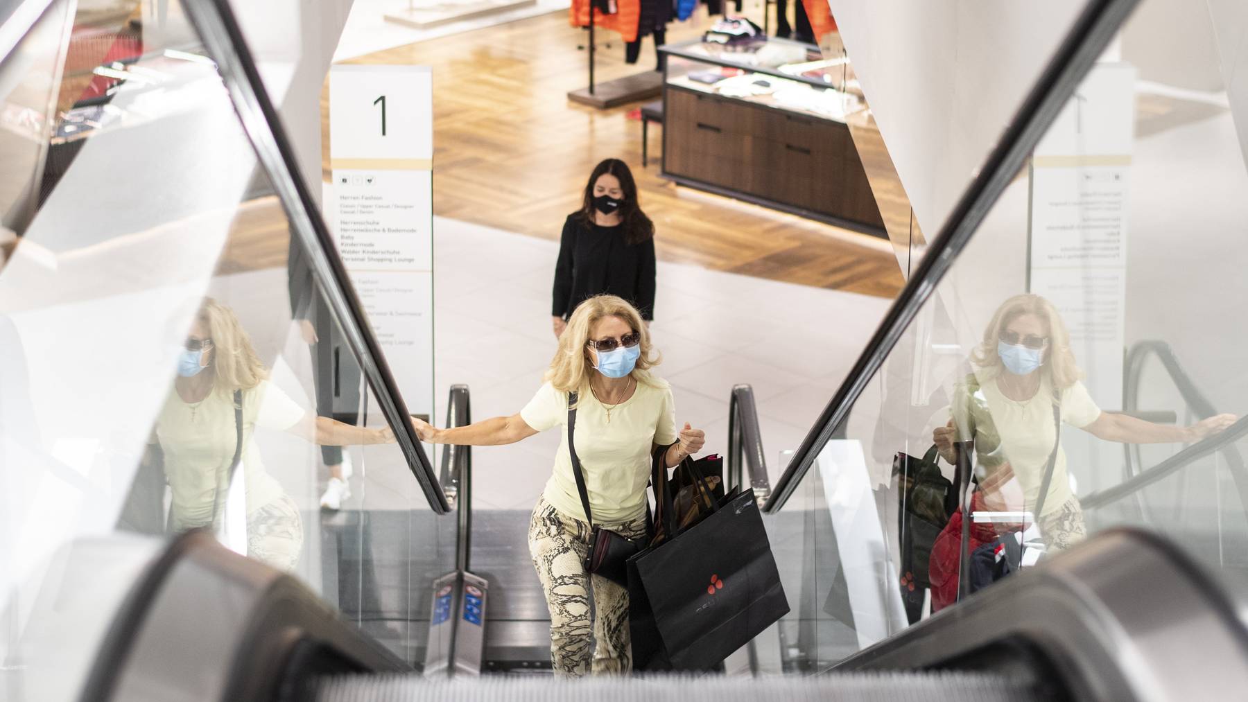 Zum Beispiel Zürich: Hier gilt bereits eine Maskentragepflcht beim Einkaufen. In einer Umfrage stützt nun die Bevölkerung diese Form von Massnahme.