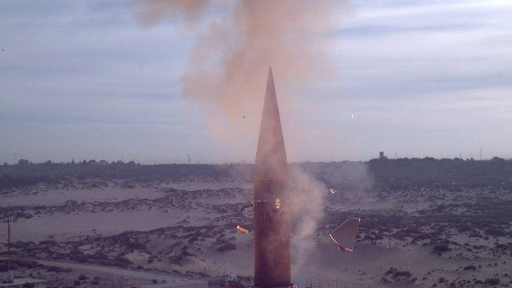 ARCHIV - Ein vom israelischen Verteidigungsministerium am 03. Januar 2014 zur Verfügung gestelltes Foto zeigt eine «Arrow-3»-Abfangrakete, die am Morgen des 03. Januar 2014 von einem israelischen Militärstützpunkt an einem ungenannten Ort an der Mittelmeerküste startet. (zu «Israel: USA billigen Verkauf von Arrow 3 an Deutschland ») Foto: -/ISRAELI MINISTRY OF DEFENSE/dpa - ACHTUNG: Nur zur redaktionellen Verwendung im Zusammenhang mit der aktuellen Berichterstattung und nur mit vollständiger Nennung des vorstehenden Credits