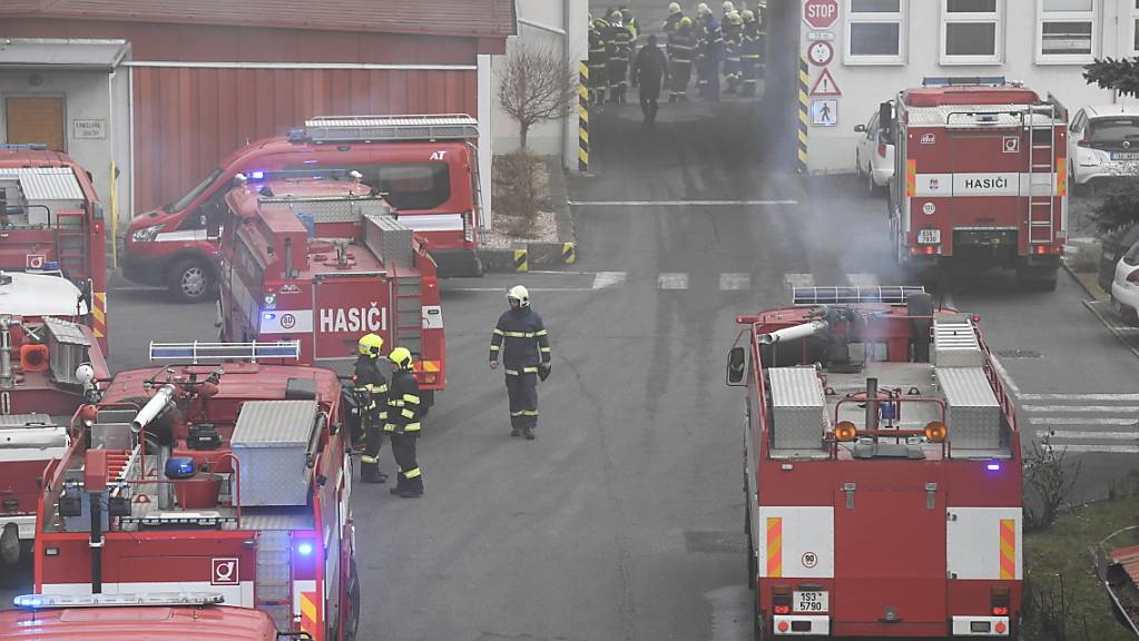 Feuerwehrleute sind in dem Kohlekraftwerk in Kolin im Einsatz. Foto: VÌt ?im·nek/CTK/dpa