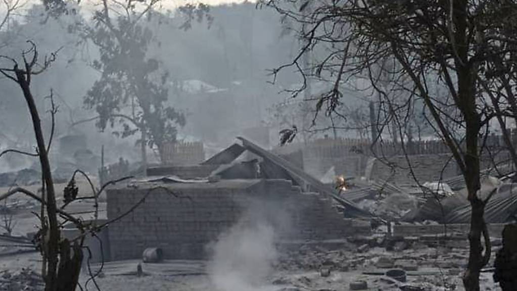 Rauch steigt von schwelenden Häusern im Dorf Kinma in der Gemeinde Pauk in Zentral-Myanmar auf. Das Militär in Myanmar hat eine ganze Ortschaft angezündet und zum Großteil in Schutt und Asche gelegt. Foto: Uncredited/AP/dpa