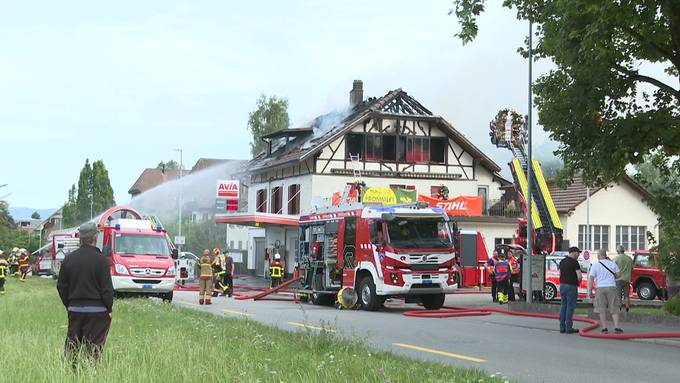 Brand in Münchenbuchsee bei Wohnhaus mit Tankstelle – Dachstock ausgebrannt