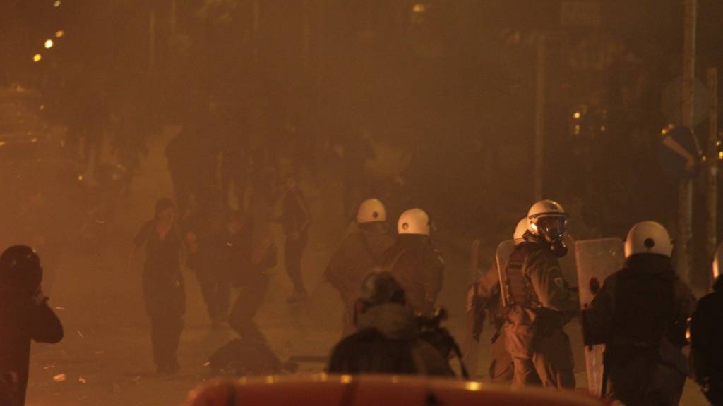 Polizisten und Demonstranten stoßen während eines Protests in Athen zusammen. Foto: Aristidis Vafeiadakis/ZUMA Wire/dpa