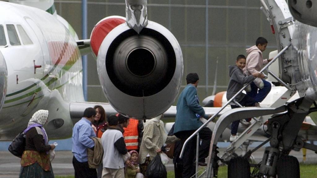 2002 werden 73 Flüchtlinge vom Flughafen Lugano-Agno aus per Flugzeug nach Rumänien zurückgeschafft. (Archivbild)