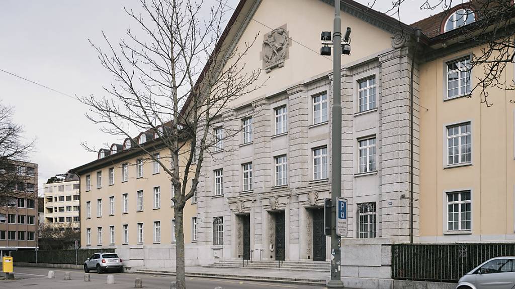Mehr als sechs Jahre nach seiner Verhaftung stand ein früherer Sittenpolizist der Stadtpolizei am Dienstag vor dem Bezirksgericht Zürich. (Symbolbild)