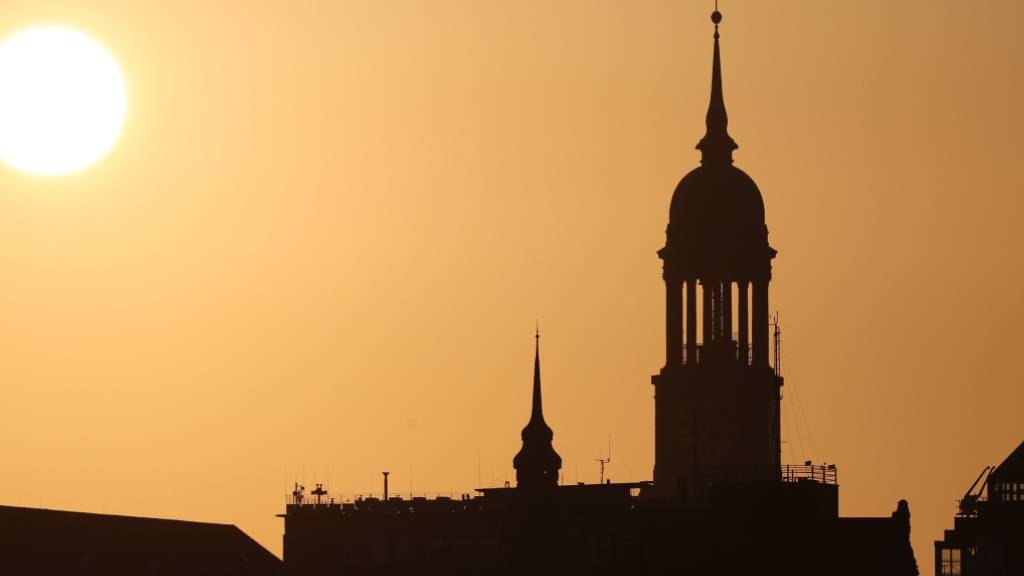 Die Hamburger St. Michaelis Kirche beim Sonnenaufgang: Der Schweizer Baukonzern Implenia hat in der Hansestadt einen Auftrag an Land gezogen (Symbolbild).
