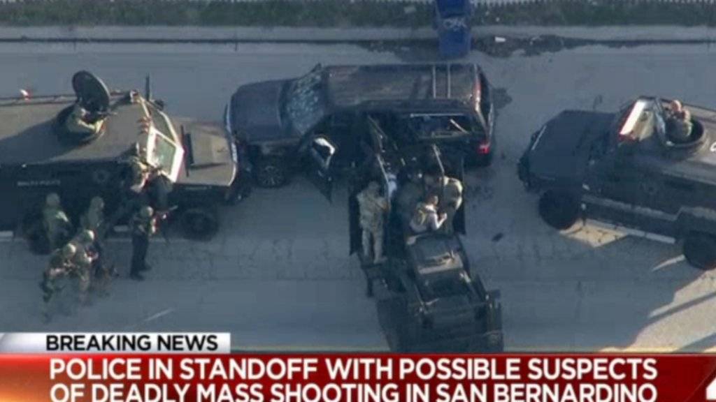 Die Polizei umstellt das Auto der mutmasslichen Todesschützen von San Bernardino. Die beiden wurden bei dem Einsatz getötet.