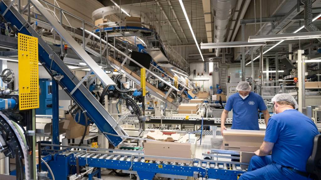 Der Verpackungsspezialist SIG hat im ersten Halbjahr die gedämpfte Konsumstimmung zu spüren bekommen. Das Wachstumstempo wurde deutlich gedrosselt. (Archivbild)