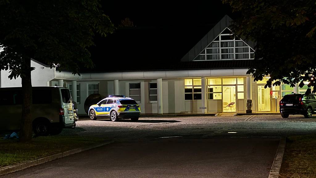 dpatopbilder - Ein Fahrzeug der Polizei steht vor dem Bezirkskrankenhaus Straubing. Vier Straft√§ter sind am Abend im niederbayerischen Straubing aus einer geschlossenen Klinik entflohen. Derzeit laufen umfangreiche Fahndungsma√ünahmen, wie die Polizei mitteilte. Foto: Hartl/vifogra/dpa