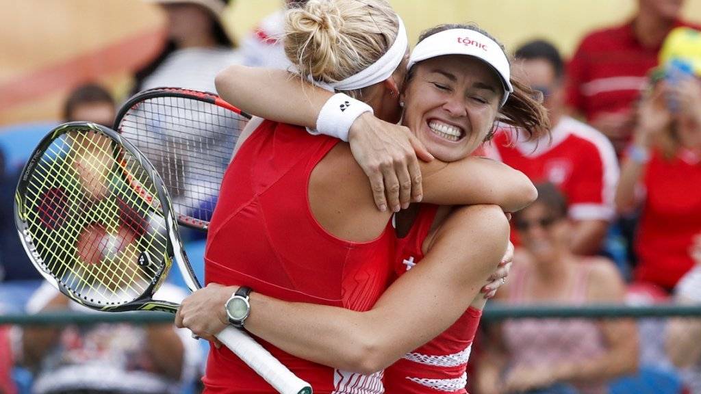 Martina Hingis (rechts) und Timea Bacsinszky bejubeln ihre erste Olympiamedaille