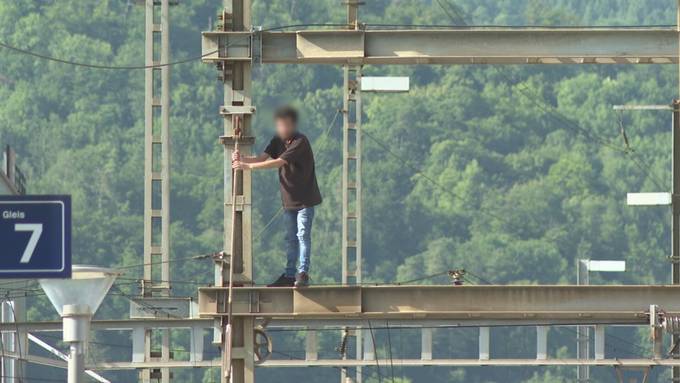 Zugverkehr lahmgelegt: In Olten steigt ein Mann auf einen SBB-Masten und stürzt dann in die Tiefe