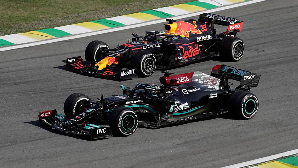 Hartes Duell: Lewis Hamilton (vorne) gewann den GP von Brasilien vor Max Verstappen. Dessen Fahrweise sorgt weiter für Diskussionen