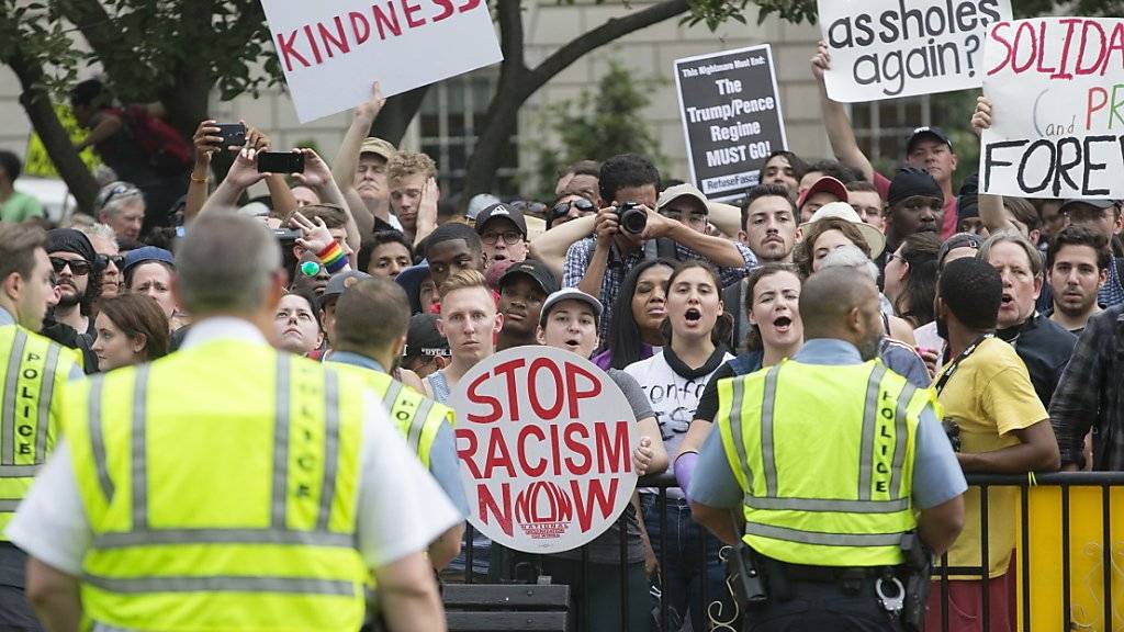 Mit einem grossen Polizeiaufgebot wurde am Sonntag in Washington eine Kundgebung von Rechtsextremen von einer Gegendemonstration getrennt.