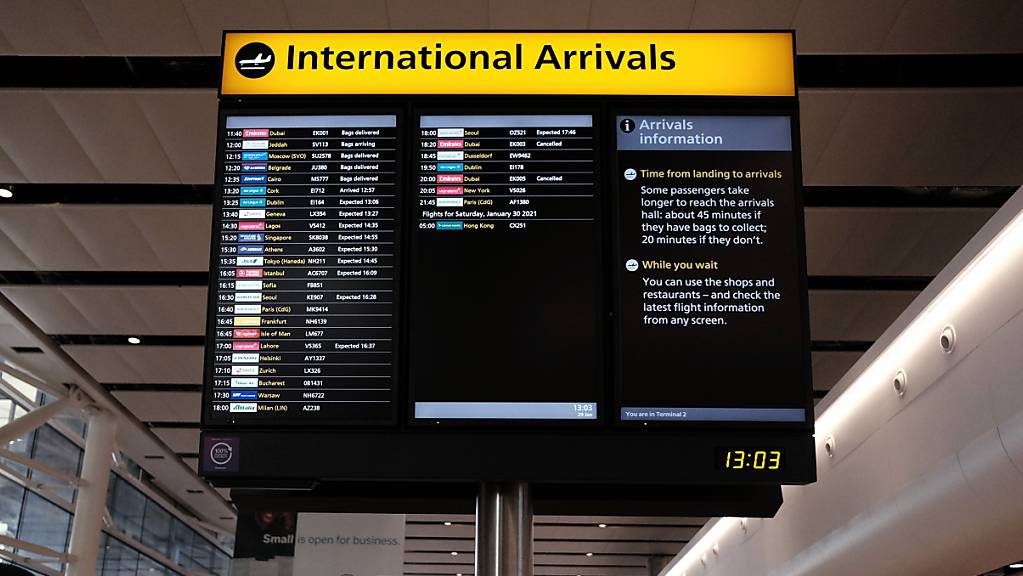 ARCHIV - Ein Blick auf eine Informationstafel im Heathrow Terminal 2 für internationale Ankünfte. Zukünftig sollen die Anreisenden aus Corona-Hochrisikogebieten ein separates Terminal zugeordnet bekommen. Foto: Yui Mok/PA Wire/dpa