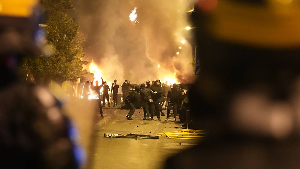 Polizeikräfte stehen Jugendlichen während Ausschreitungen in Nanterre, außerhalb von Paris, gegenüber. Foto: Christophe Ena/AP/dpa