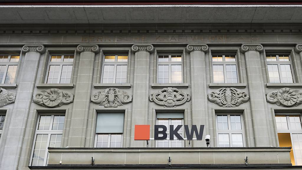 Das Logo der BKW über dem Eingang des Hauptsitzes der Bernische Kraftwerke AG am Viktoriaplatz in Bern (Archivbild).