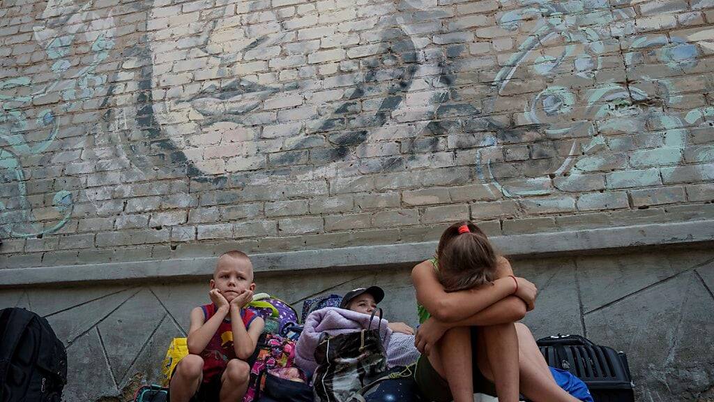 ARCHIV - In der Ukraine gibt es laut einer Mitteilung von Save the Children Tausende Kinder, die noch nie ein Klassenzimmer gesehen haben. Foto: Evgeniy Maloletka/AP/dpa