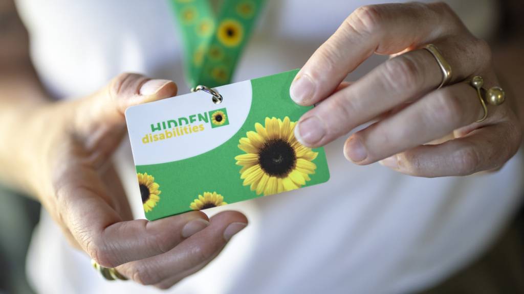 Menschen mit unsichtbaren Beeinträchtigungen wie ADHS, Autismus oder Parkinson können mit dem Sonnenblumen-Schlüsselbändel signalisieren, dass sie etwa bei Billettkontrollen mehr Zeit brauchen. (Symbolbild)