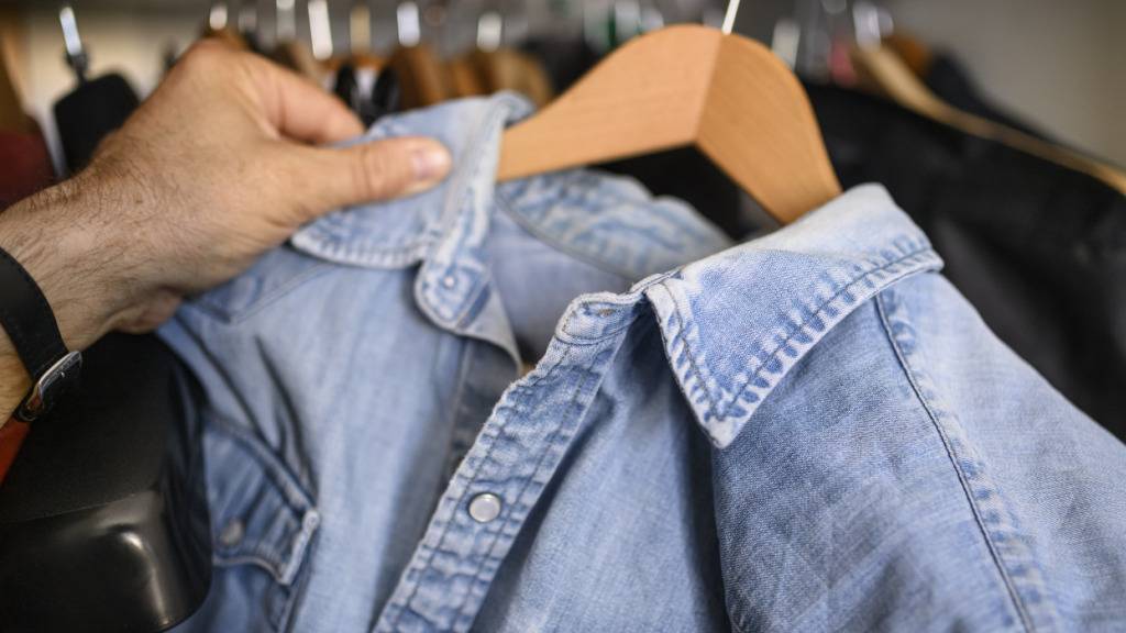 Wegen des Ausverkaufs sind im Juli die Preis unter anderem für Bekleidung und Schuhe gesunken. (Archivbild)