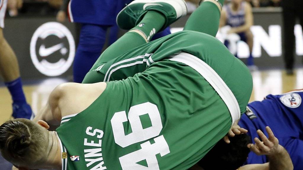 Boten den Zuschauern in London spektakuläre Szenen: die Boston Celtics und die Philadelphia 76ers (unten)