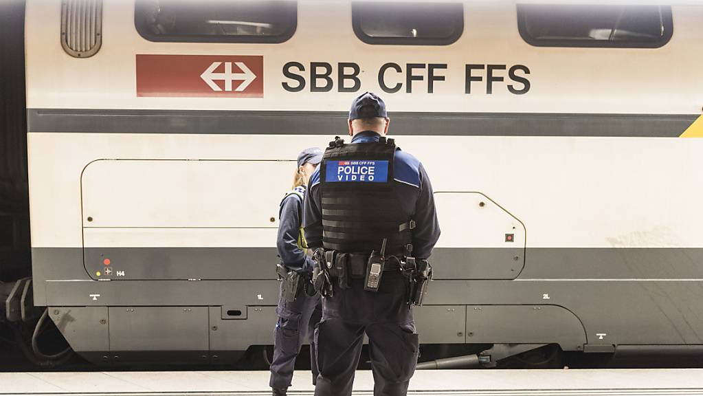 In der Nacht auf Samstag sind in einem Zug von Biel nach Bern mehrere Personen in eine Auseinandersetzung geraten. Zwei Personen wurden verletzt, 15 angehalten und auf einen Polizeiposten gebracht. (Symbolbild)